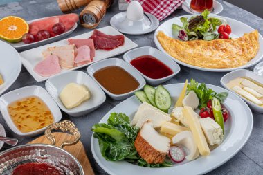 Geleneksel Türk Kahvaltı Masası (Serpme Kahvalti). Türk usulü kahvaltı.