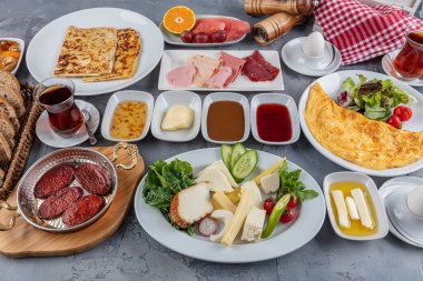 Geleneksel Türk Kahvaltı Masası (Serpme Kahvalti). Türk usulü kahvaltı.