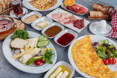 Geleneksel Türk Kahvaltı Masası (Serpme Kahvalti). Türk usulü kahvaltı.
