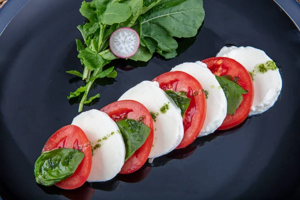 Placa Queso Con Mozzarella Placa Saludable Ensalada Caprese Clásica Deliciosa —  Fotos de Stock