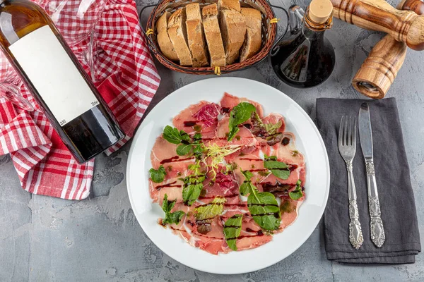 Beef Carpaccio Cold Appetizer Wine Capers Arugula White Plate Top — Stock Photo, Image