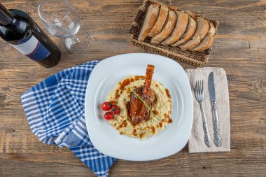 Geleneksel Türk Kuzu incik ve pilavı. Yavaş pişmiş kuzu inciği ve patlıcan begendi.. 