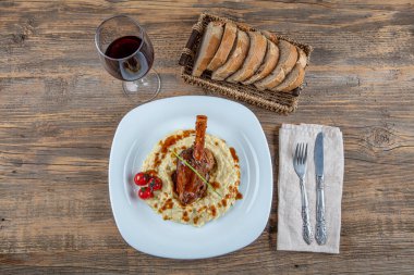Geleneksel Türk Kuzu incik ve pilavı. Yavaş pişmiş kuzu inciği ve patlıcan begendi.. 