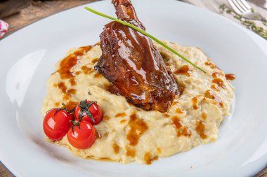 Geleneksel Türk Kuzu incik ve pilavı. Yavaş pişmiş kuzu inciği ve patlıcan begendi.. 