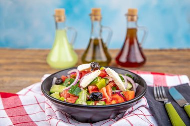 Akdeniz salatası (Yunan salatası) taze sebzeler, feta peyniri ve siyah zeytinlerle. Üst görünüm.