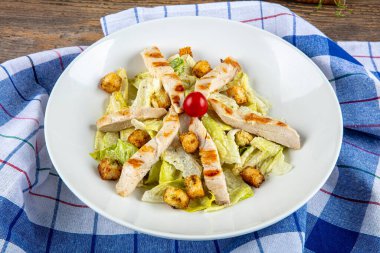 Kızarmış tavuklu gurme sezar salatası. Tavuklu Sezar salatası, vişneli domates, marul..
