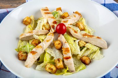 Kızarmış tavuklu gurme sezar salatası. Tavuklu Sezar salatası, vişneli domates, marul..