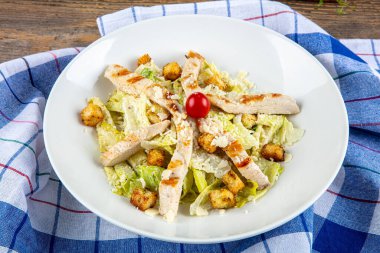 Kızarmış tavuklu gurme sezar salatası. Tavuklu Sezar salatası, vişneli domates, marul..