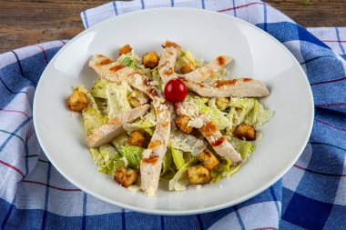 Kızarmış tavuklu gurme sezar salatası. Tavuklu Sezar salatası, vişneli domates, marul..