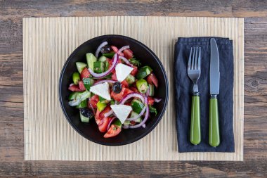 Yemek pişirme restoranı menüsü. Yuvarlak beyaz tabakta sebze salatası. Mevsimlik restoran menüsü. Salata sebze menüsü. Sağlıklı beslenme.