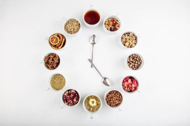 Çay saati anlamına gelen bir kavram ya da yaratıcı bir fikir. Merkezde ve çeşitli kurumuş otların çevresinde hazırlanması için faydalı bitkisel ya da yeşil çay.