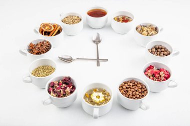 Çay saati anlamına gelen bir kavram ya da yaratıcı bir fikir. Merkezde ve çeşitli kurumuş otların çevresinde hazırlanması için faydalı bitkisel ya da yeşil çay.