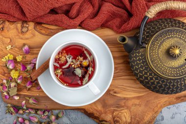 Çiçekli bitki çayı dökme demir çaydanlıkta güller. Asya tarzı.