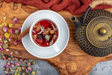 Çiçekli bitki çayı dökme demir çaydanlıkta güller. Asya tarzı.