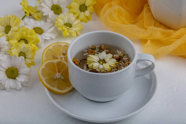 Copa Vidrio Con Hierbas Con Flores Manzanilla Sobre Fondo Blanco — Foto de Stock