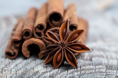 Anasonlu yıldız ve tarçın yakın plan koyu arkaplanda yapışır