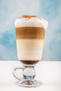 Bir bardak sıcak latte macchiato yakın çekim kahve.
