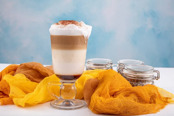 Káva Kavárna Latte Macchiato Vysoké Sklenici Dřevěném Pozadí Vedle Skla — Stock fotografie