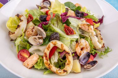 Deniz mahsullü salata. Lezzetli taze karides salatası.,