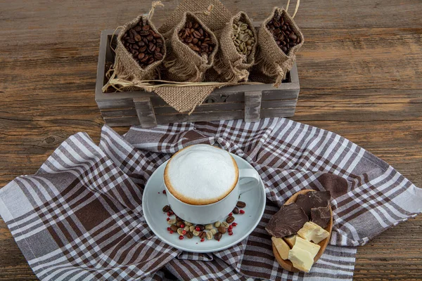 Kávé Latte Vagy Cappuccino Fehér Barna Csokoládé Alapon Tálalva Kávézó — Stock Fotó