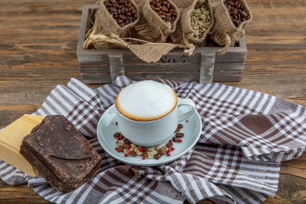 Café Con Leche Capuchino Una Taza Servida Con Chocolate Blanco — Foto de Stock