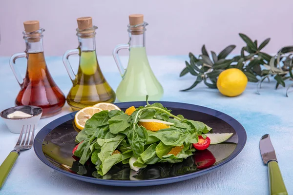 Arugula Salade Raketsalade Met Parmezaanse Kaas Citroen Olijfolie Kruiden Houten — Stockfoto