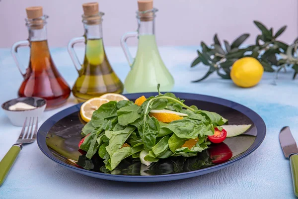 Arugula Salade Raketsalade Met Parmezaanse Kaas Citroen Olijfolie Kruiden Houten — Stockfoto