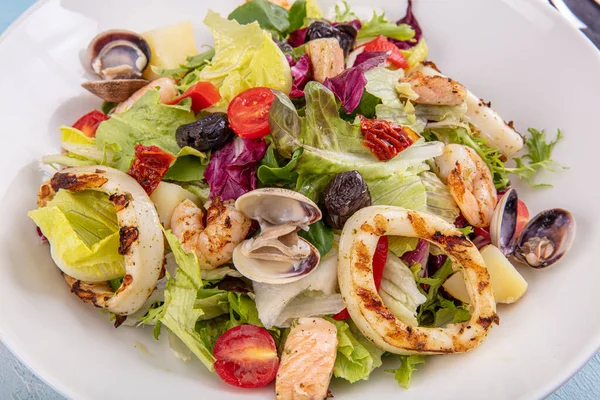 Salada Com Frutos Mar Deliciosa Salada Fresca Camarões — Fotografia de Stock