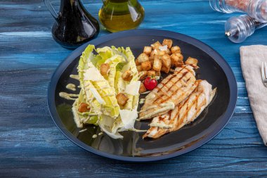 Peynirli ve çıtır çıtır tavuklu Sezar salatası.