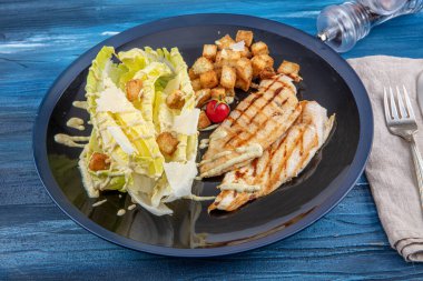 Peynirli ve çıtır çıtır tavuklu Sezar salatası.