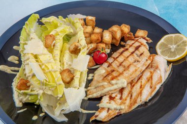 Peynirli ve çıtır çıtır tavuklu Sezar salatası.