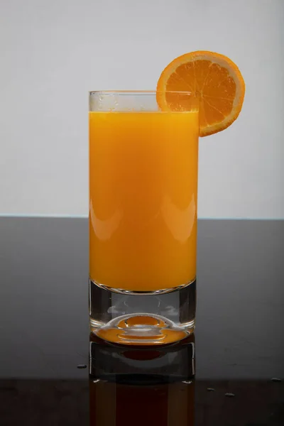 Vaso Lleno Jugo Naranja Con Paja Cerca Media Naranja Sobre —  Fotos de Stock