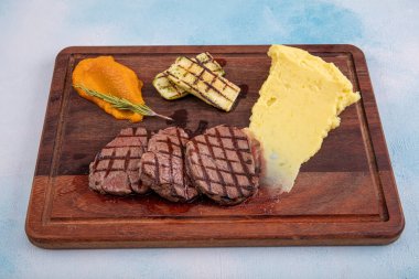 Lezzetli dilimlenmiş sığır filetosu masada, yakın plan. Biftek..