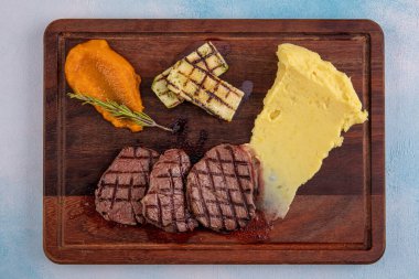 Lezzetli dilimlenmiş sığır filetosu masada, yakın plan. Biftek..