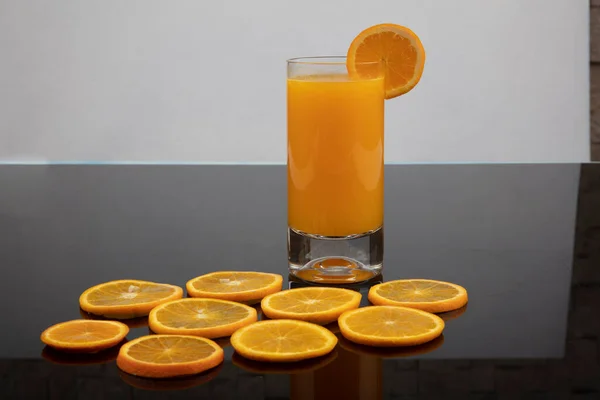 Plein Verre Jus Orange Avec Paille Près Moitié Orange Sur — Photo