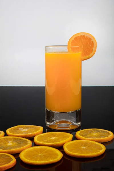 Полный Стакан Апельсинового Сока Соломой Около Половины Апельсина Черном Фоне — стоковое фото