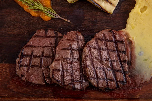 Finom Szeletelt Marhahús Szűzpecsenye Asztalon Közelkép Sirloin Steak — Stock Fotó