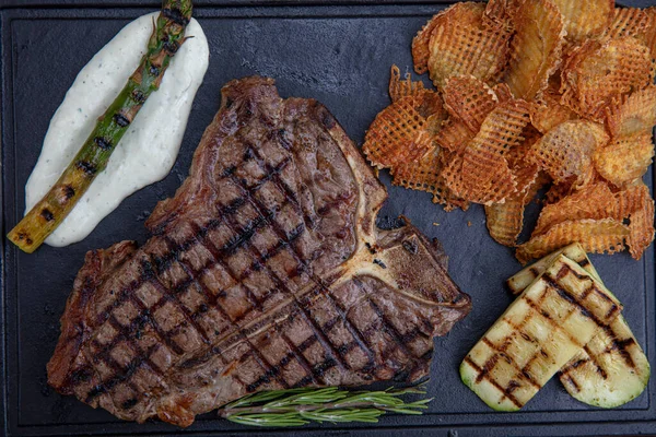 Carne Asada Hueso Sazonada Con Hierbas Frescas Adobo Servido Con — Foto de Stock