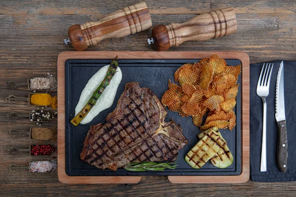 Carne Asada Hueso Sazonada Con Hierbas Frescas Adobo Servido Con — Foto de Stock