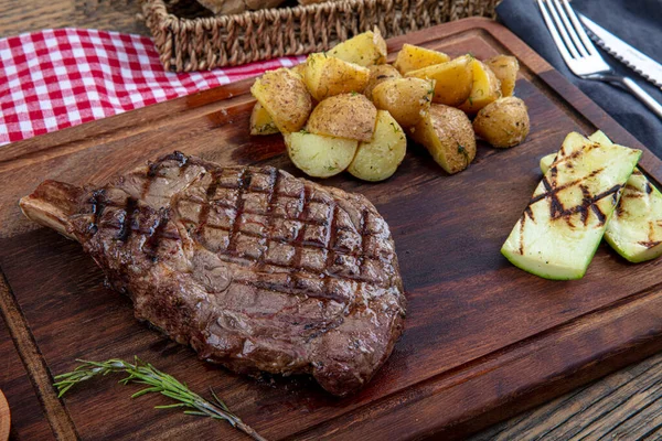 Filete Ternera Parrilla Con Tomates Ajo Con Salsa Chimichurri Sobre — Foto de Stock