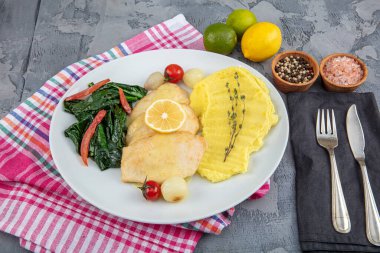 Kızarmış tavuk fileto ve sebze. Patates püresi, limon ve ıspanakla pişirilmiş tavuk..