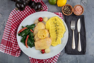 Kızarmış tavuk fileto ve sebze. Patates püresi, limon ve ıspanakla pişirilmiş tavuk..