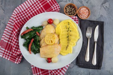 Kızarmış tavuk fileto ve sebze. Patates püresi, limon ve ıspanakla pişirilmiş tavuk..