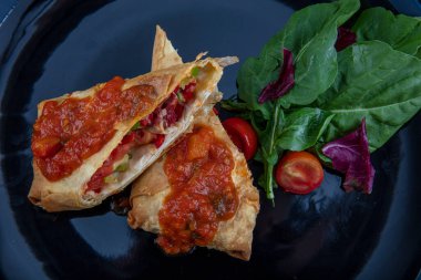 Pastirma (pastırma) ve çedar peynirli Türk Pacanga Boregi. - Pastirmali Borek.