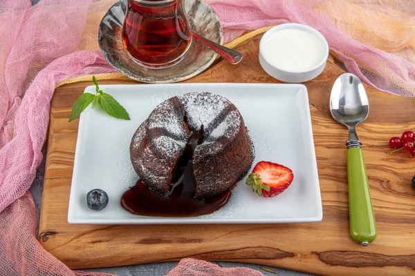 Chokladsufflé Med Smältpunkt Choklad Fondant Lavakaka Med Jordgubbar — Stockfoto