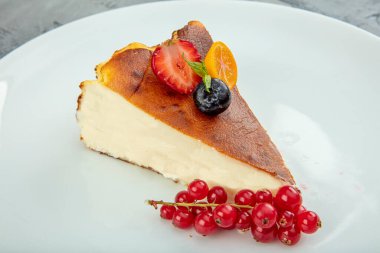 San Sebastian peynirli keki, fırında ve taze.