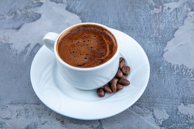 Lezzetli Türk kahvesi, geleneksel bardakta çikolatalı, yakın çekim..