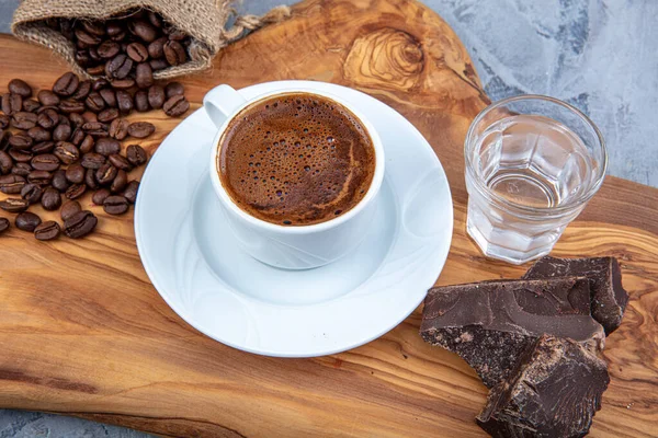 Köstlicher Türkischer Kaffee Serviert Mit Schokolade Traditioneller Tasse Nahaufnahme — Stockfoto