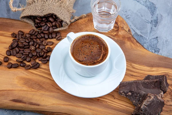 Köstlicher Türkischer Kaffee Serviert Mit Schokolade Traditioneller Tasse Nahaufnahme — Stockfoto