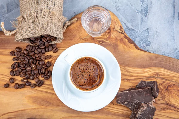 Heerlijke Turkse Koffie Geserveerd Met Chocolade Traditionele Beker Close Schot — Stockfoto